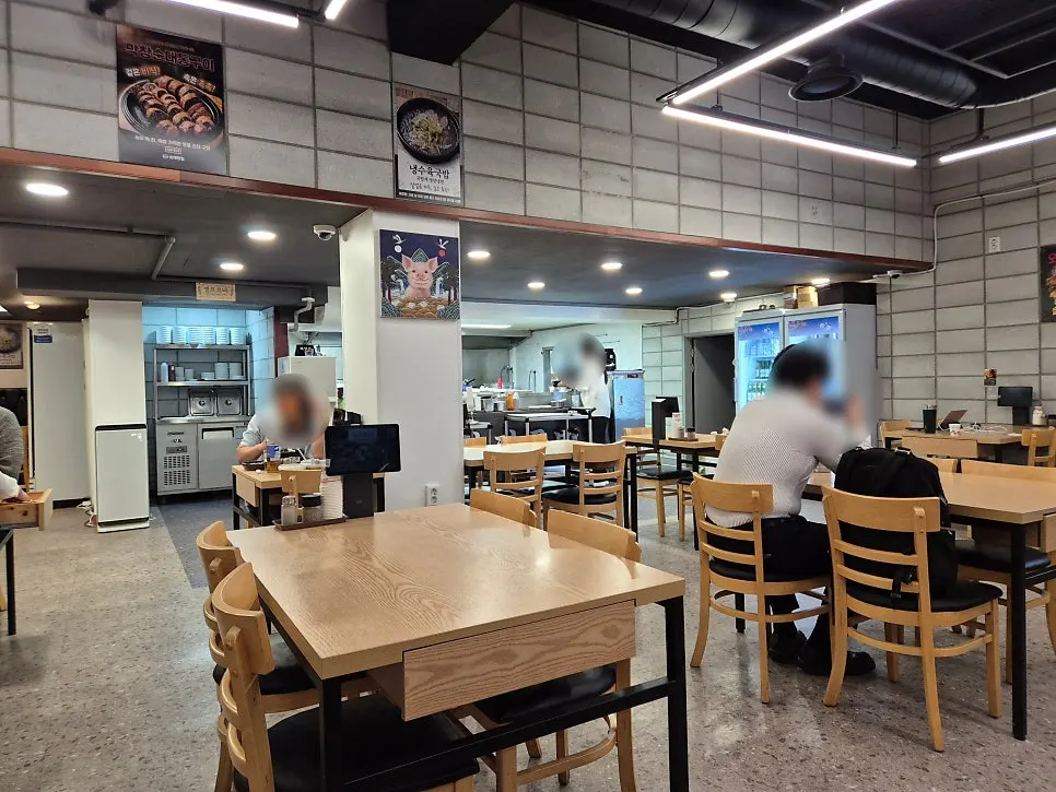 남도창평국밥 매장 내부 테이블