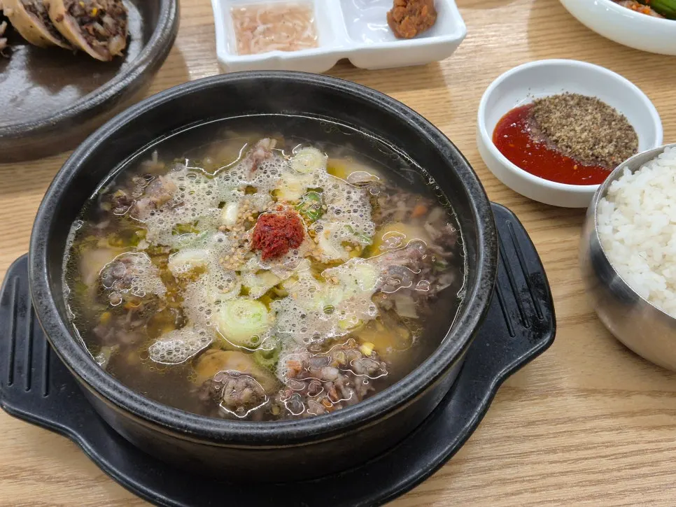 암뽕순대국밥과 돼지김치찜 상차림