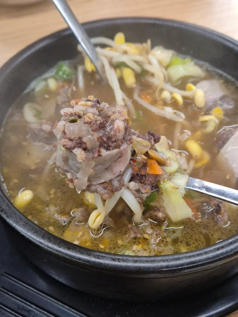 순대가 듬뿍 든 암뽕순대국밥 한 그릇