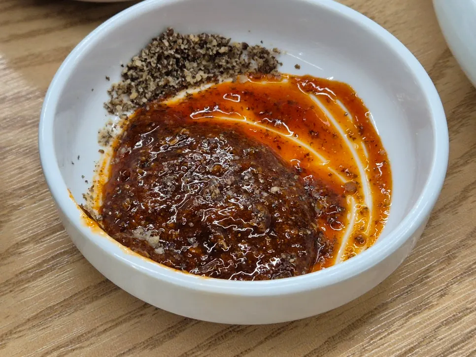 정식 구성으로 나온 순대와 수육 한 접시