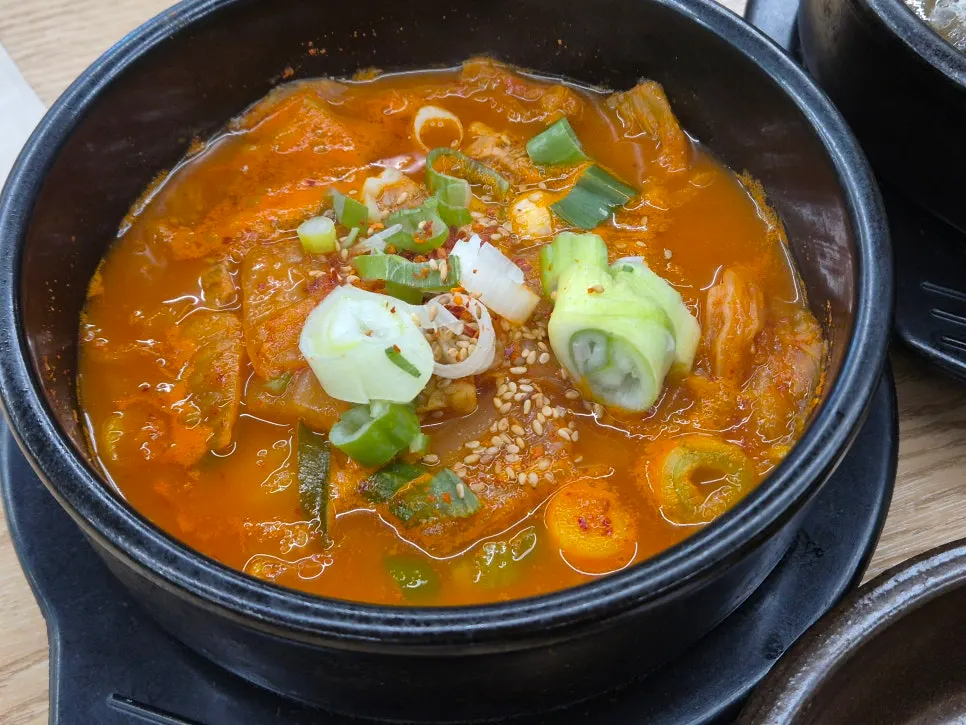 초장과 들깨 소스에 찍어 먹는 순대