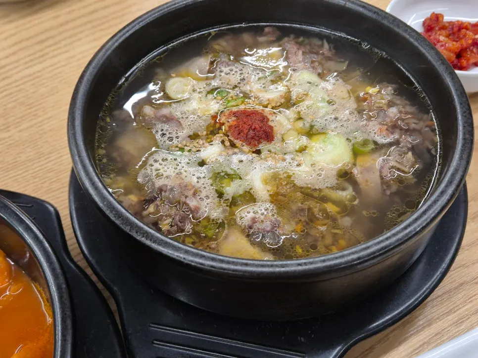 국밥과 김치찜이 함께 놓인 점심 식사