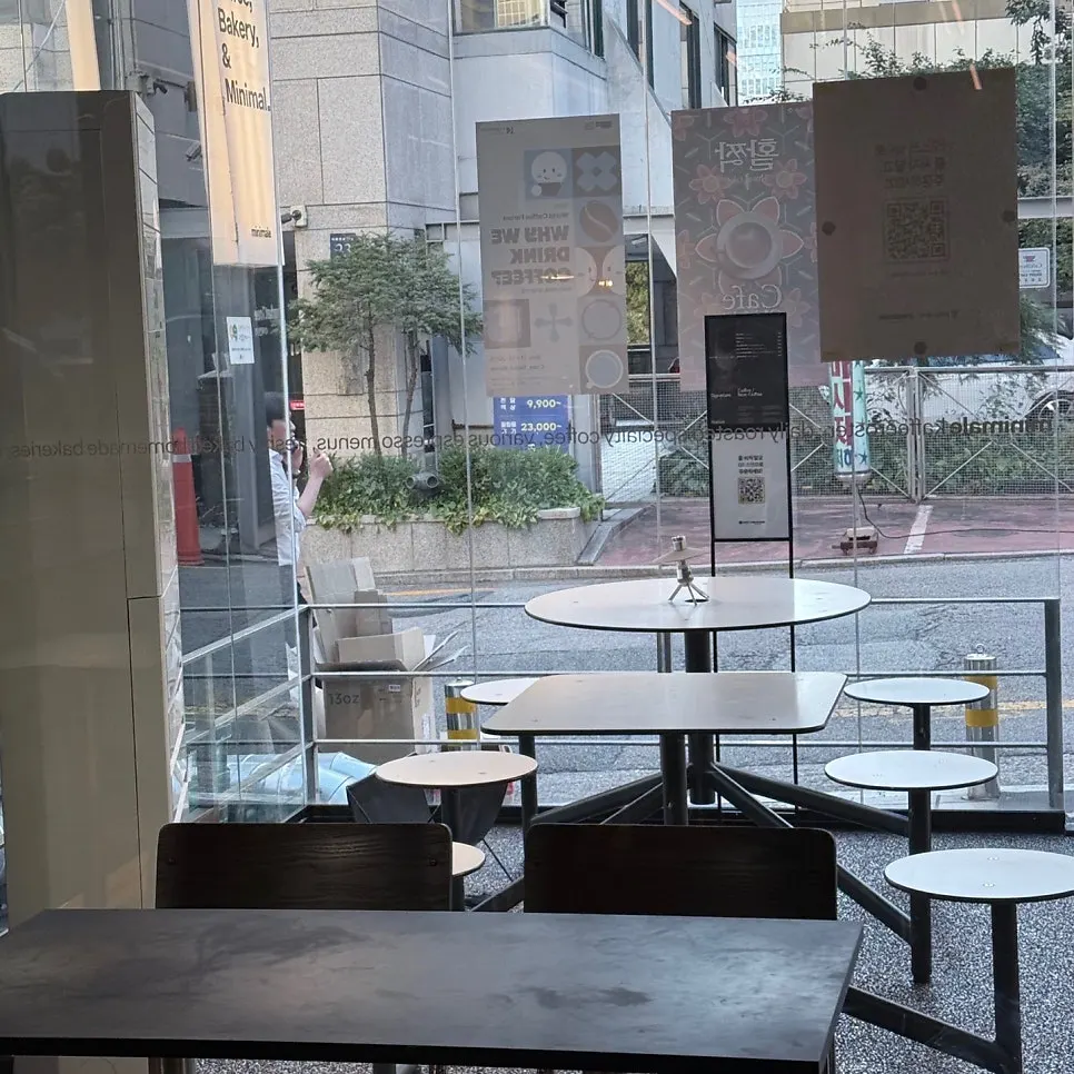 카페 내부 테이블과 의자 배치
