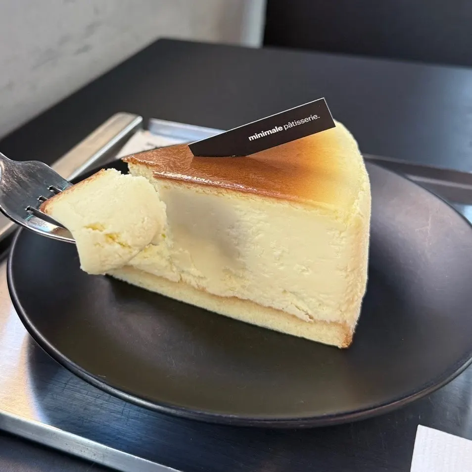 포크로 뜬 꾸덕한 치즈케이크 단면