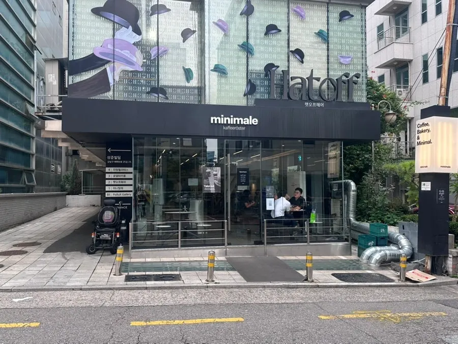 Black sign with English logo at Mini Male Yeoksam exterior