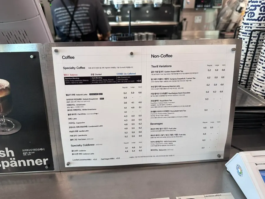 Counter with a staff member at Mini Male Yeoksam