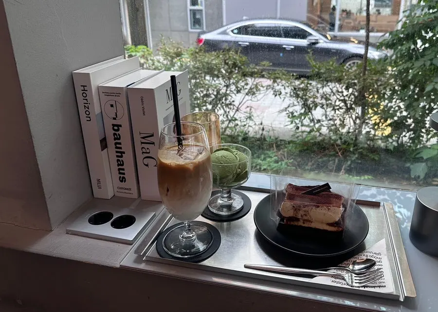 Dessert showcase display