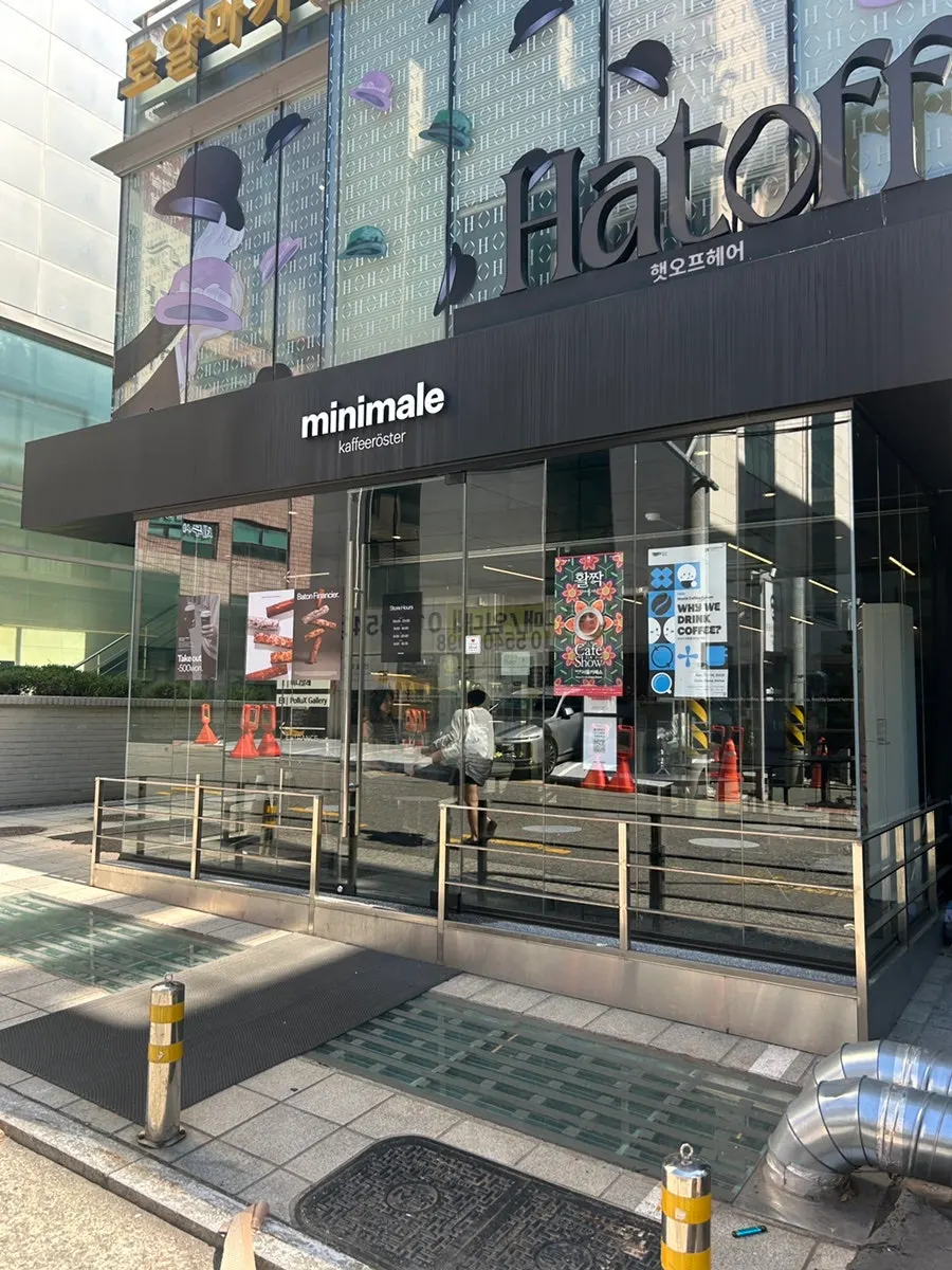 미니멀한 인테리어의 미니말레 역삼점 내부