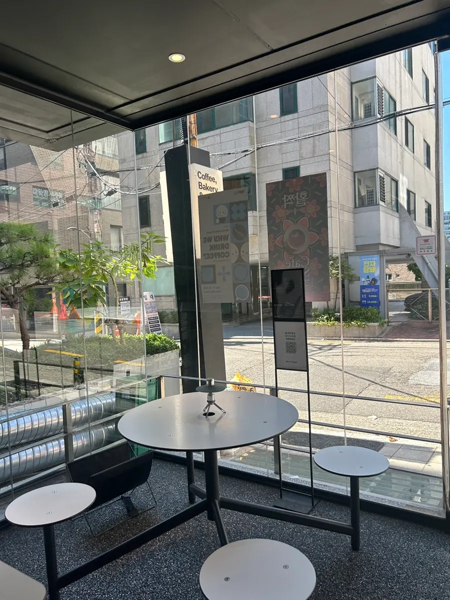 그레이 블랙 톤으로 정돈된 카페 좌석