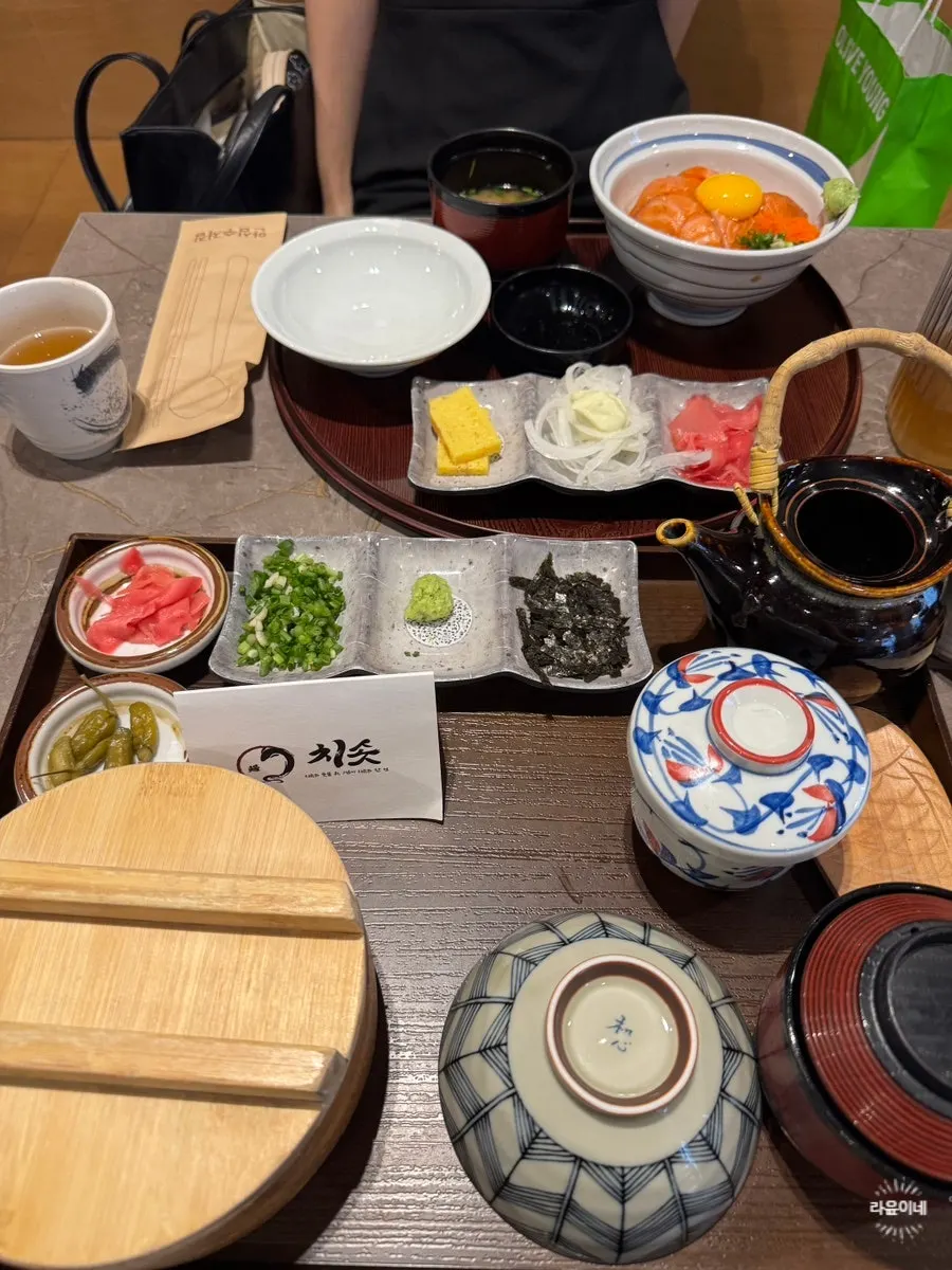 치솟 숯불 장어구이 안내가 적힌 간판