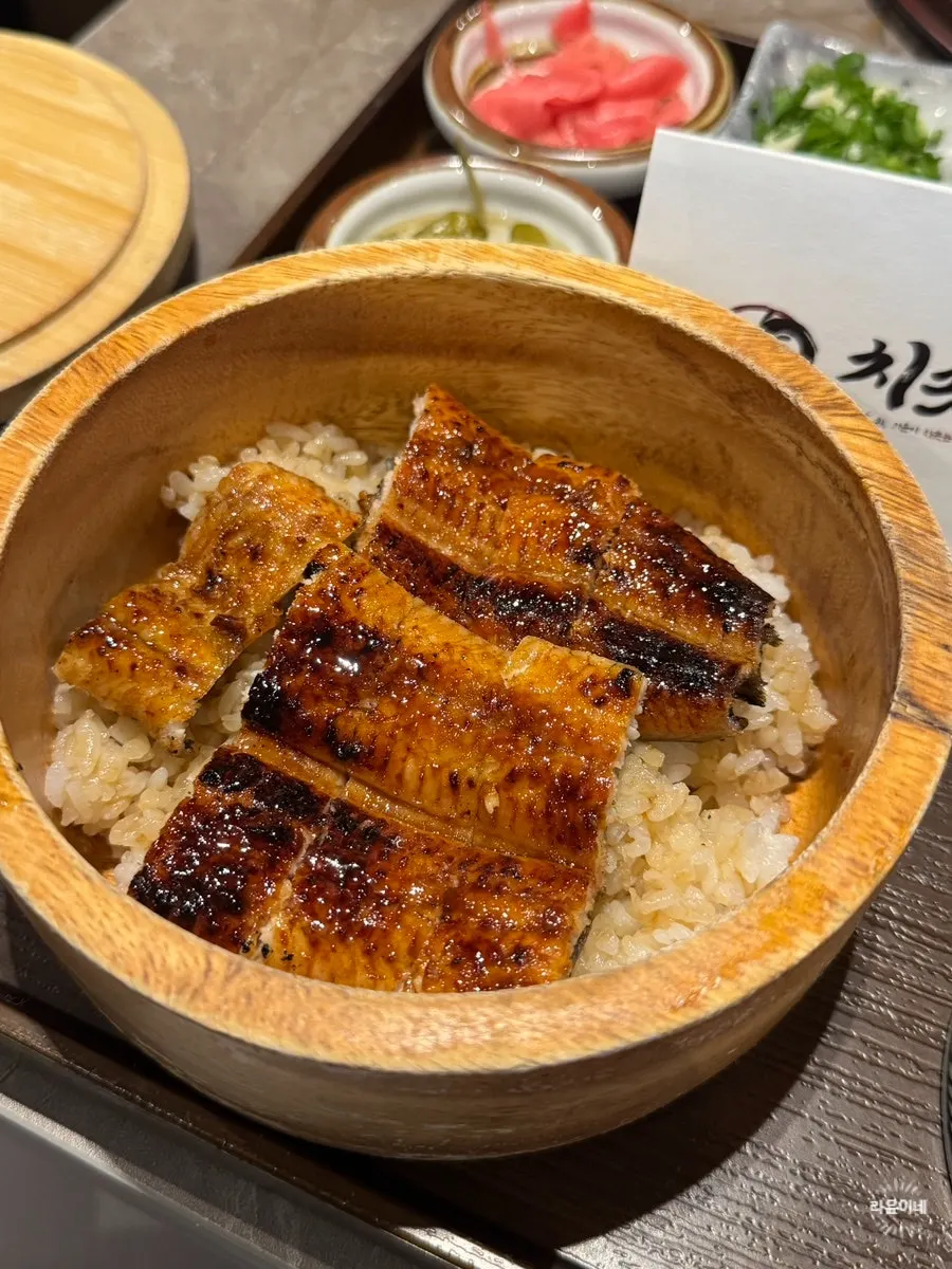 정갈하게 세팅된 치솟 식사 상차림