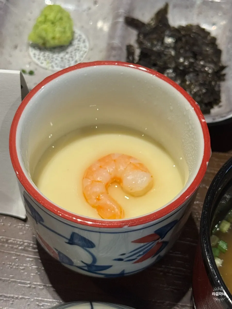노릇하게 구워 밥 위에 올린 장어