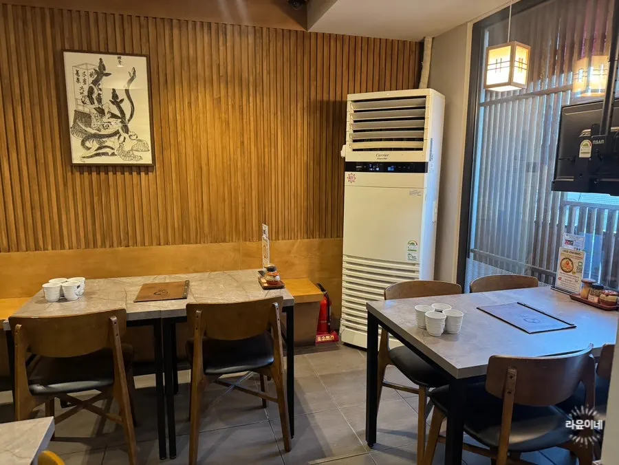 1인석과 테이블석이 마련된 매장 내부