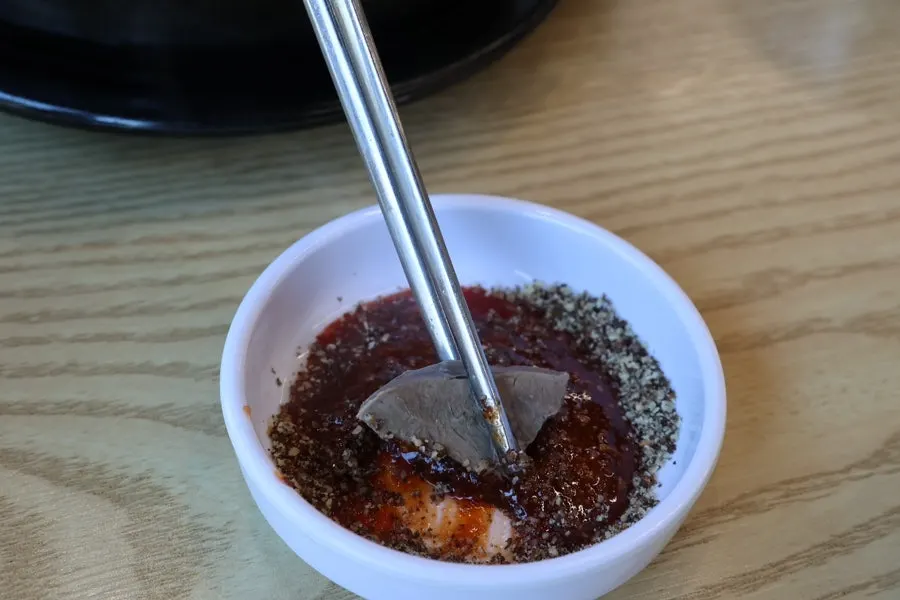 수저로 떠올린 국밥 내장과 콩나물