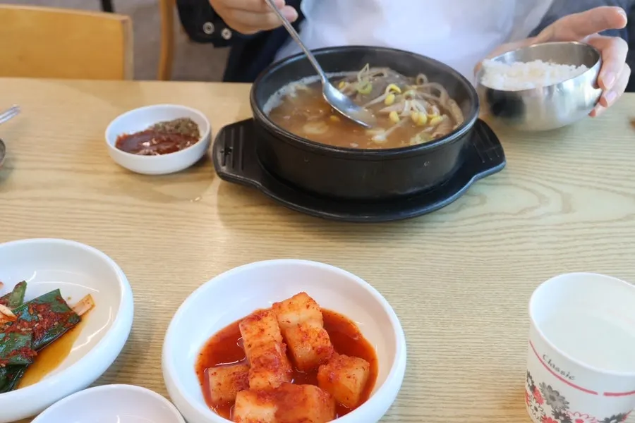 다대기를 풀어 칼칼해진 국밥 국물
