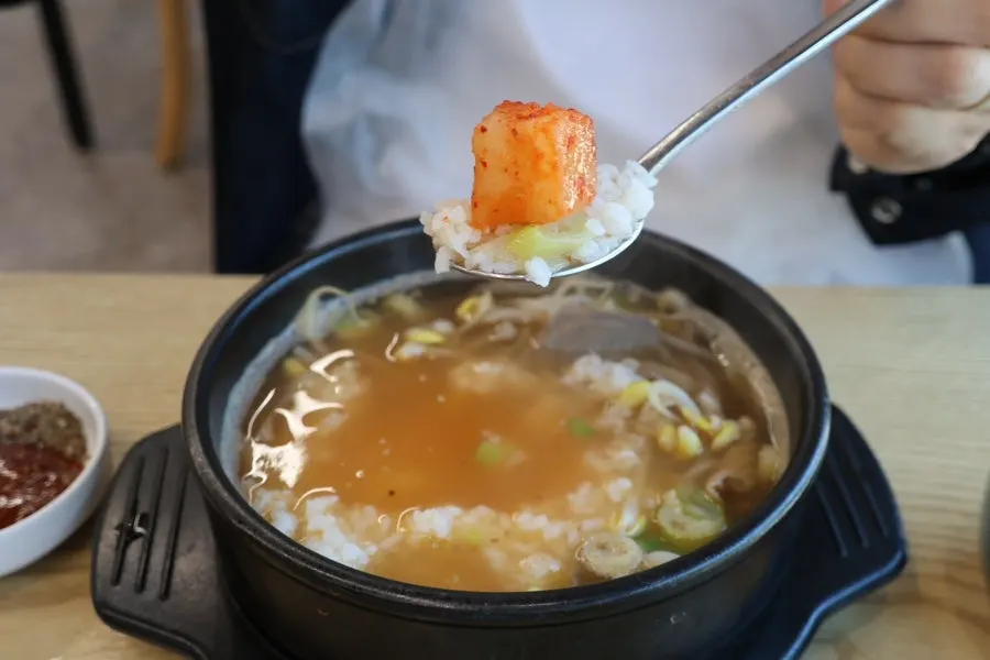 밥까지 말아 비운 국밥 뚝배기