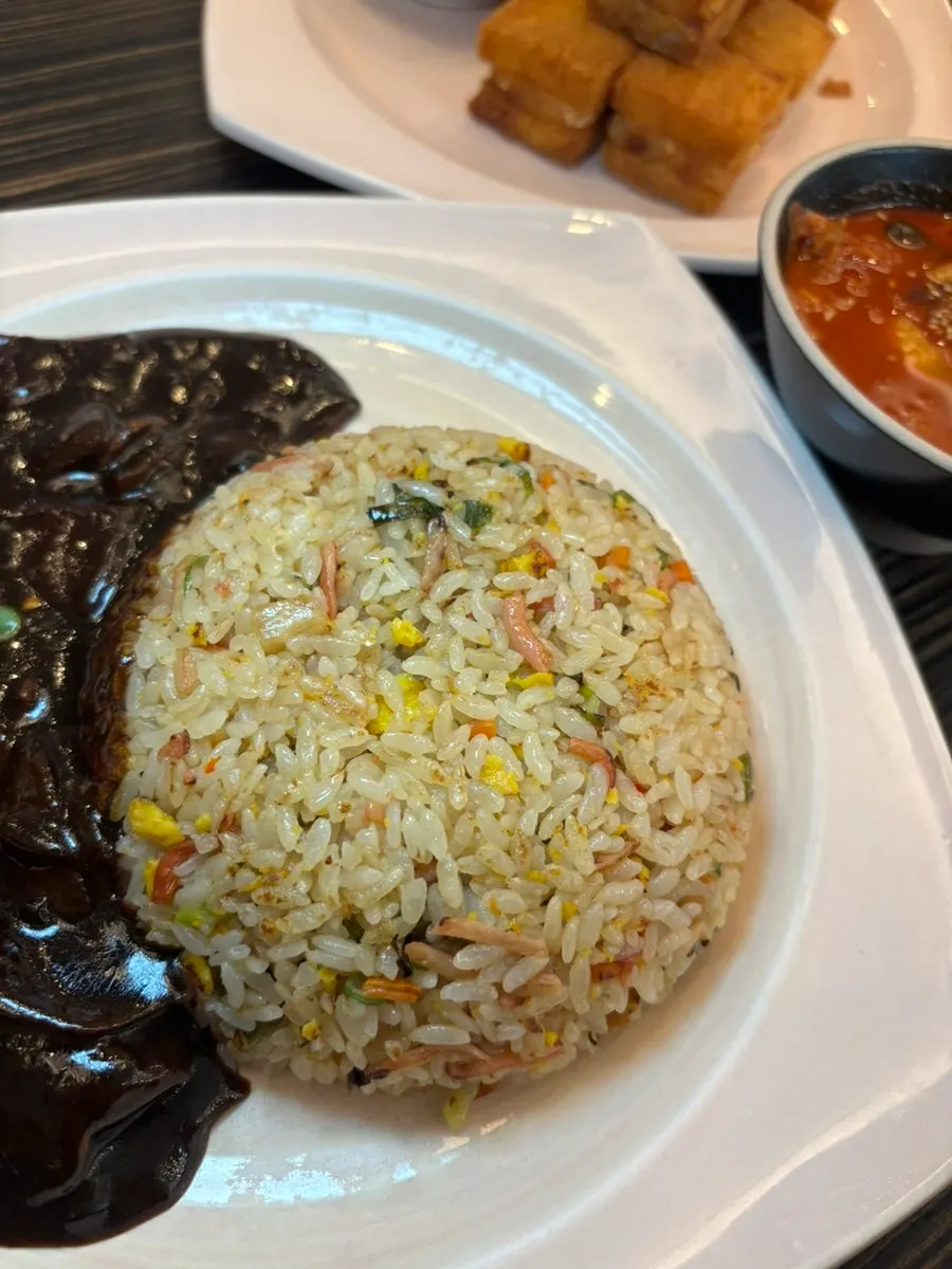 Fried rice served with a cider on the table