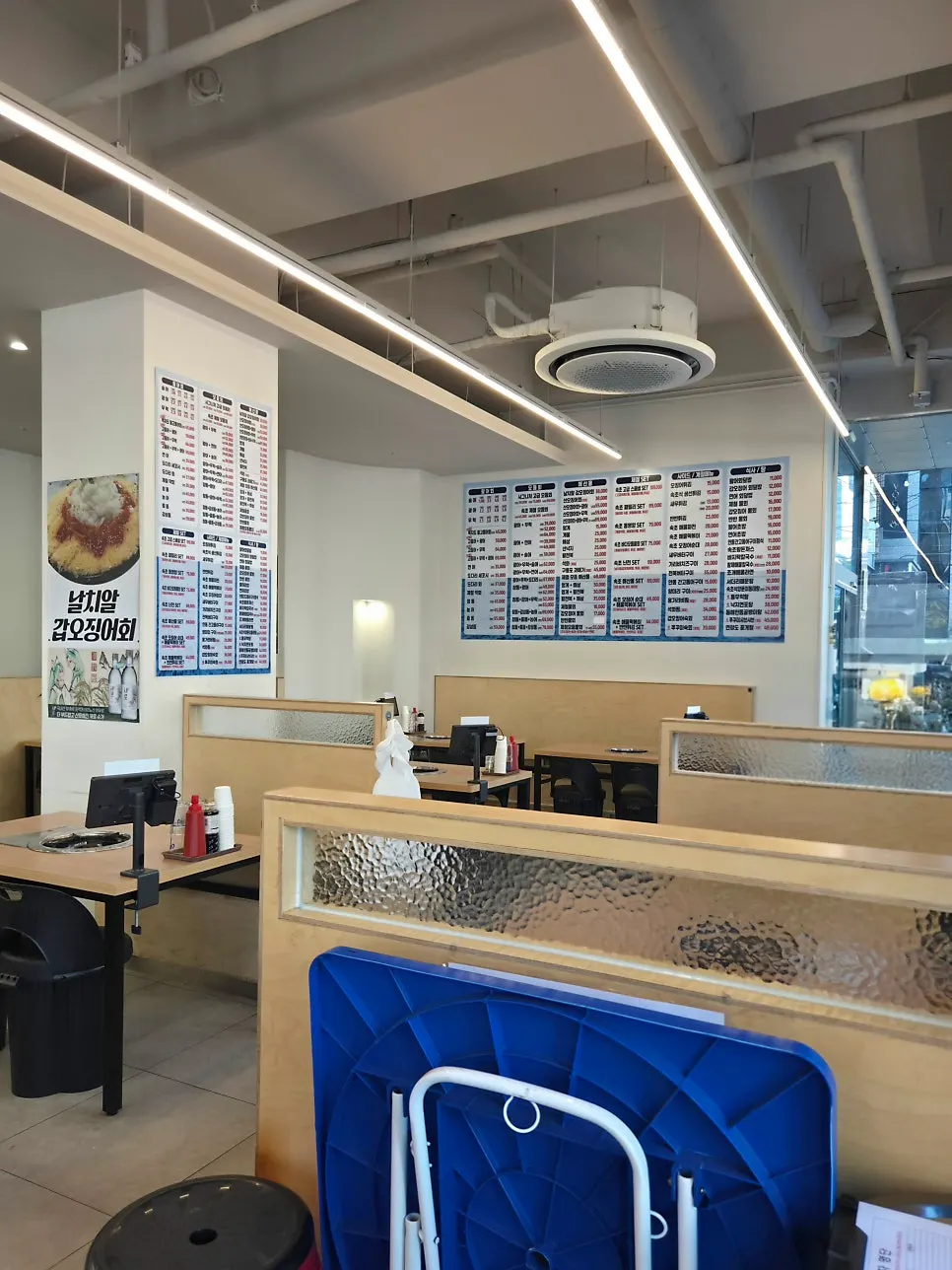 Dining hall inside Sokcho Ojingeo Eosijang