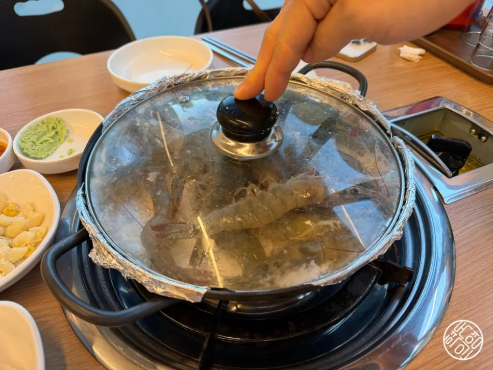 Salt-grilled jumbo shrimp cooking on a bed of salt