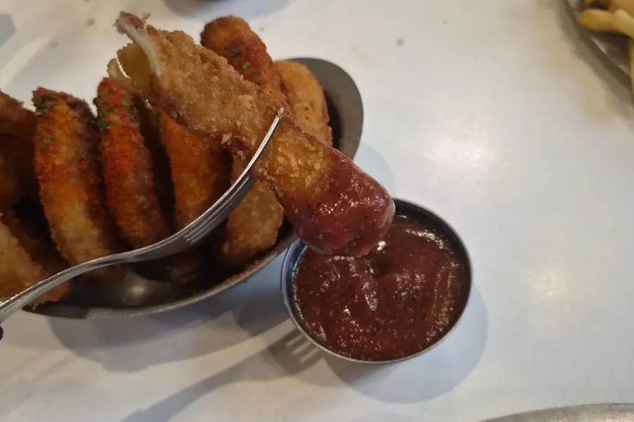 Spicy sauce and onion rings