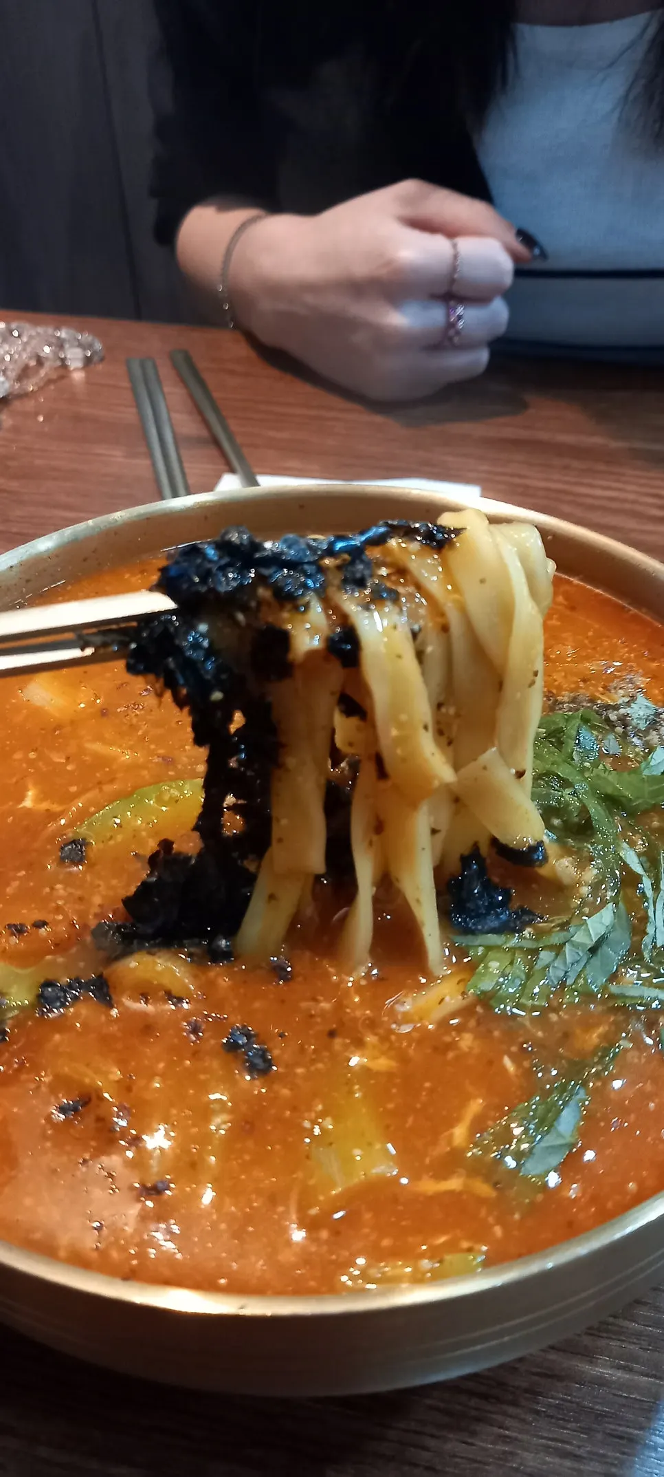 칼빔면 여름 한정 안내가 있는 메뉴 화면