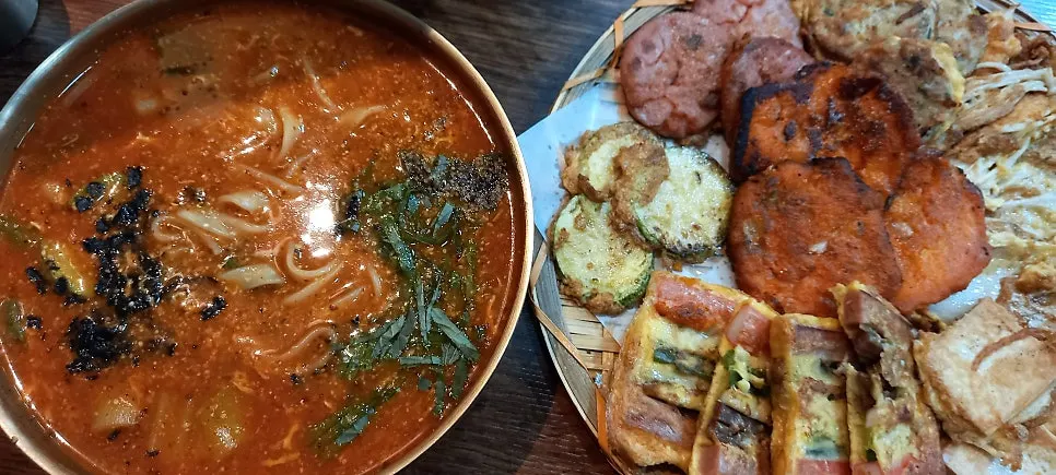 여러 종류가 담긴 모듬전 한 접시