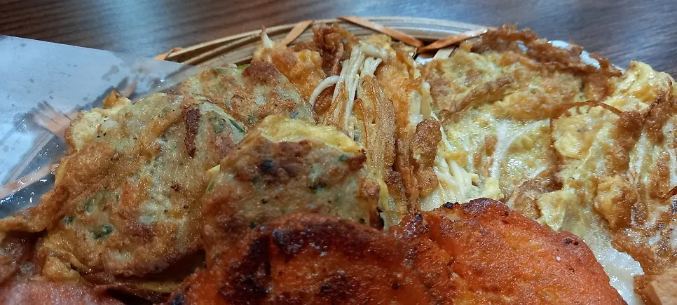 모듬전과 장칼국수를 함께 놓은 한 상