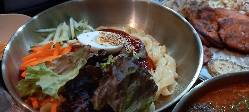 붉은 양념에 버무린 칼빔면