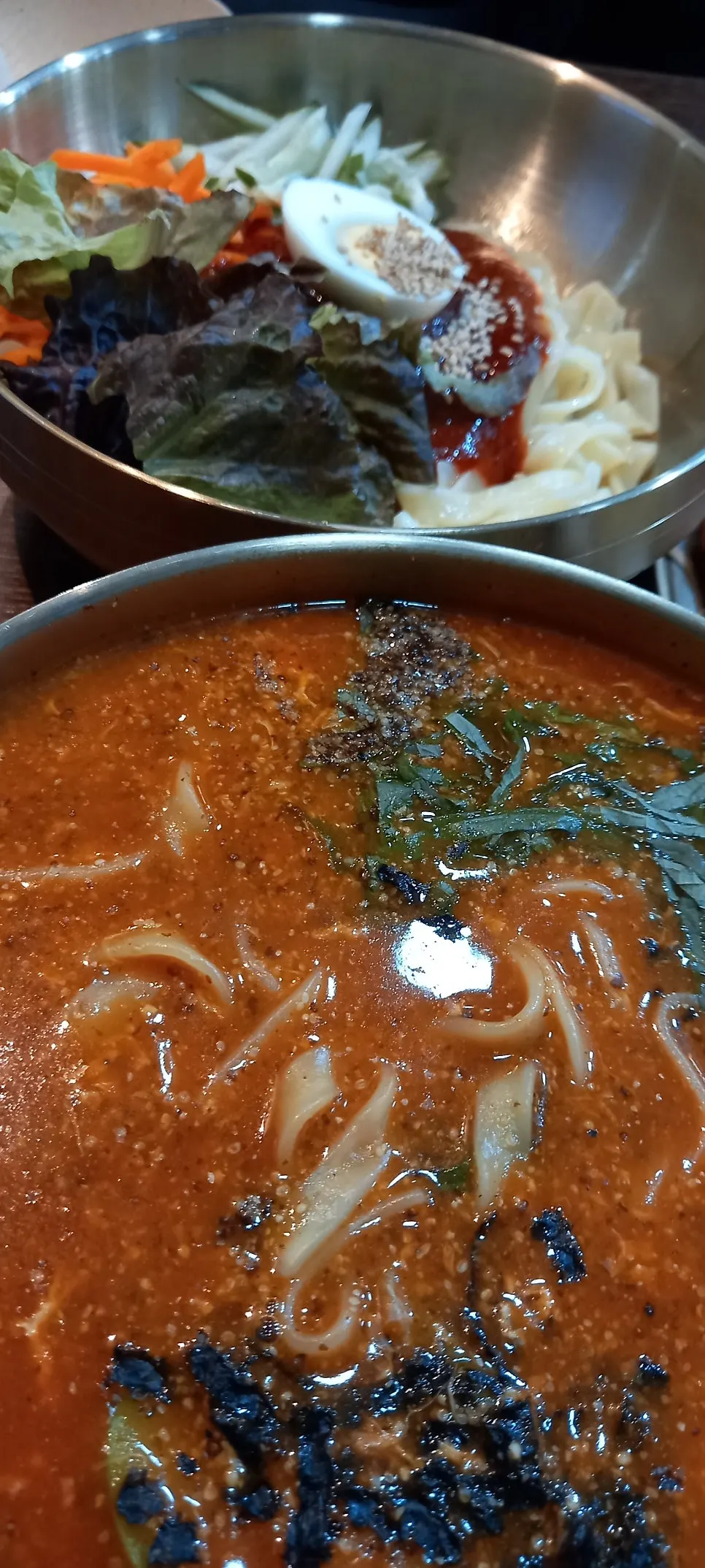 면을 섞은 칼빔면 한 그릇