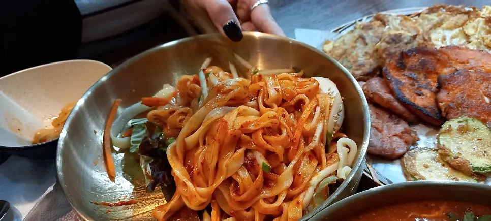 면과 전이 함께 차려진 테이블