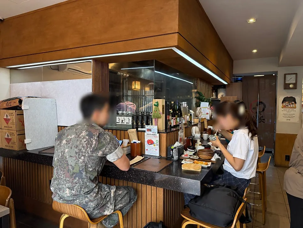 치솟 역삼본점 바 좌석과 테이블