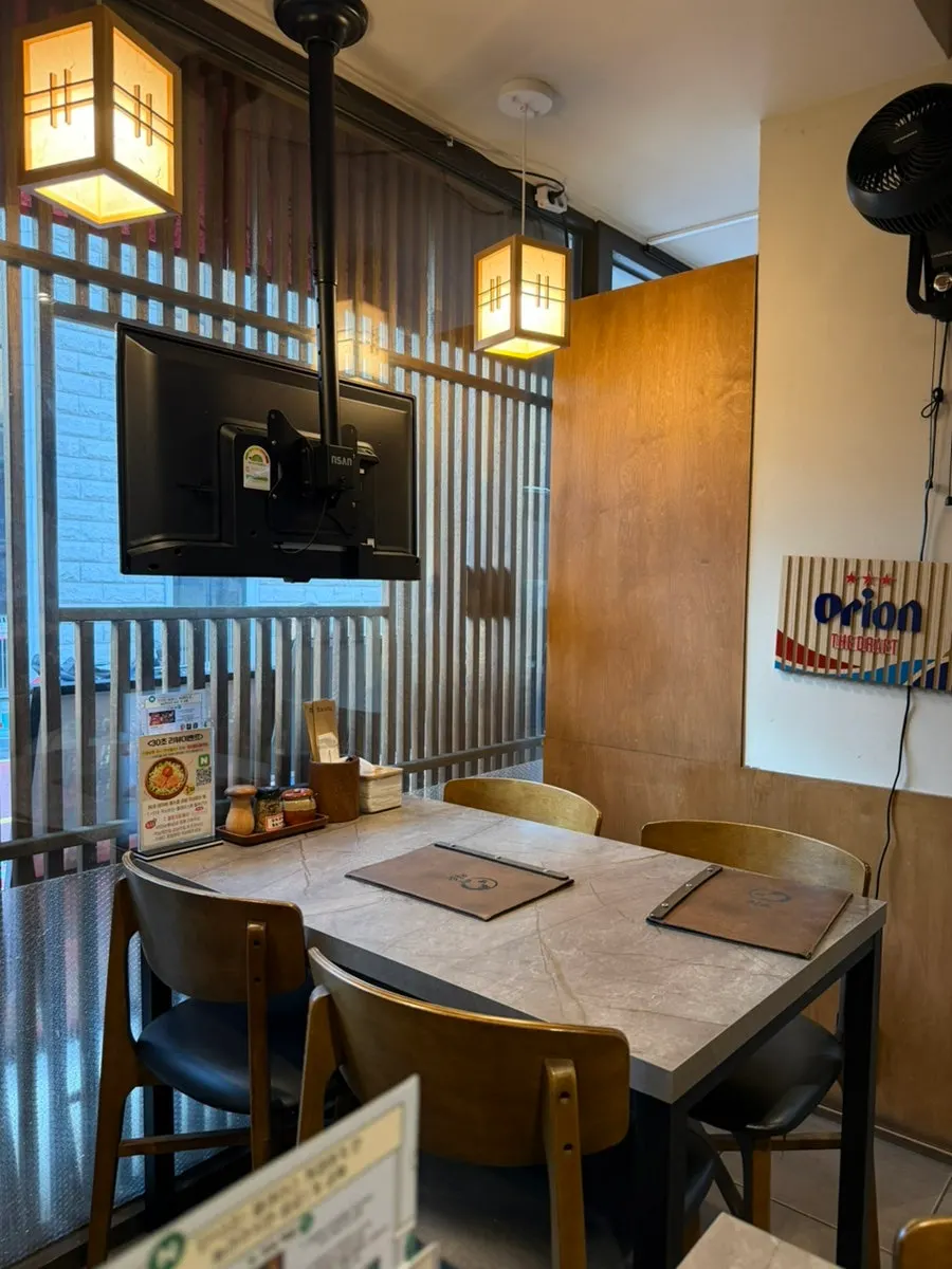 Chisot table and counter seating