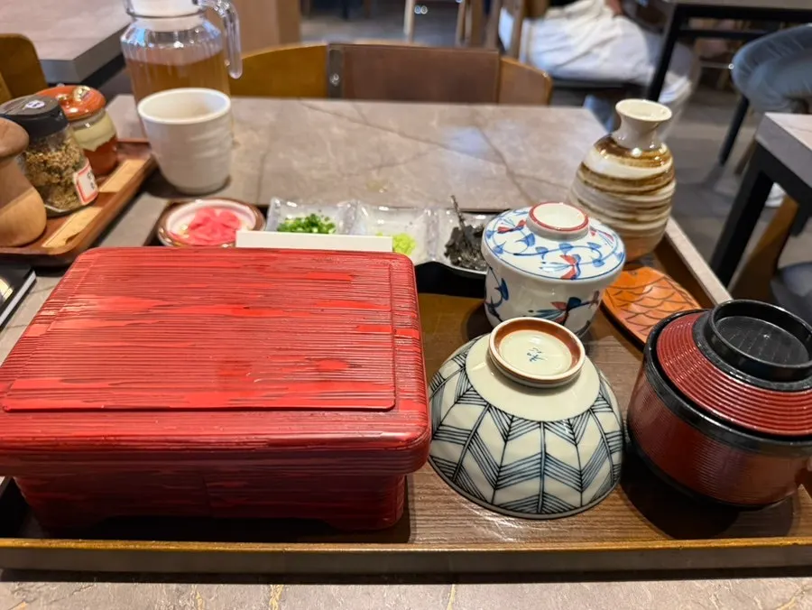 Table before the deluxe hitsumabushi arrives
