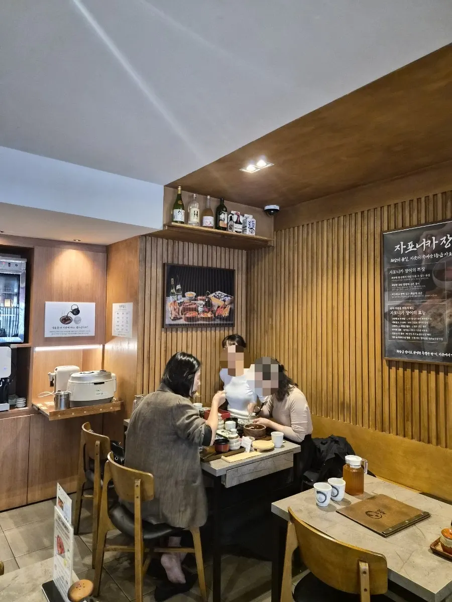 깔끔하게 정돈된 치솟 역삼본점 실내