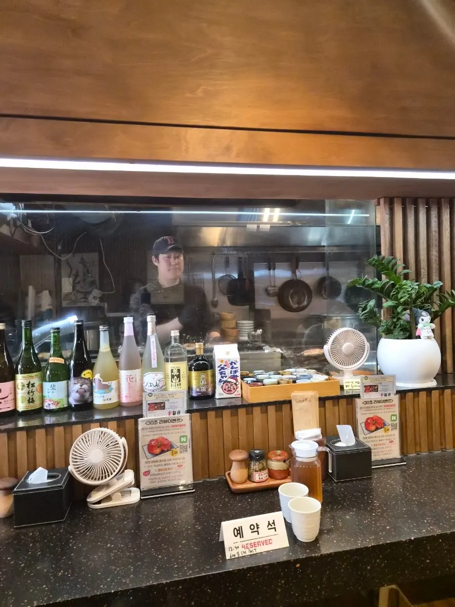 편안하게 대화하며 식사하기 좋은 실내