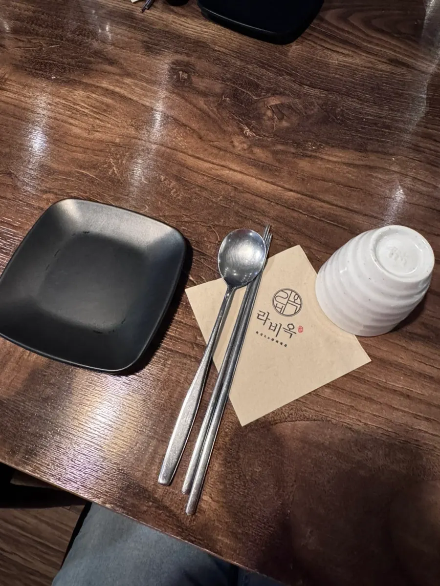라비옥 조리 공간과 원산지 표기 이미지
