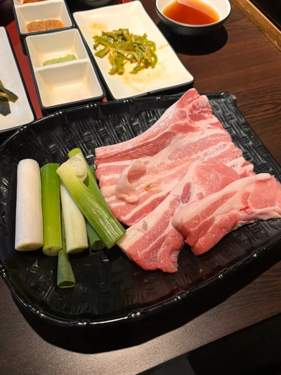 Galbi samgyeopsal served with the rib bone attached