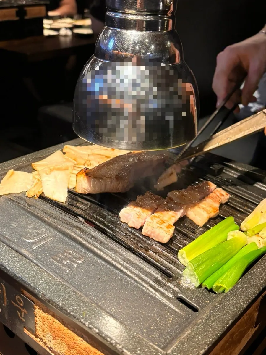 Rib bone grilled to be easy to pick up and eat