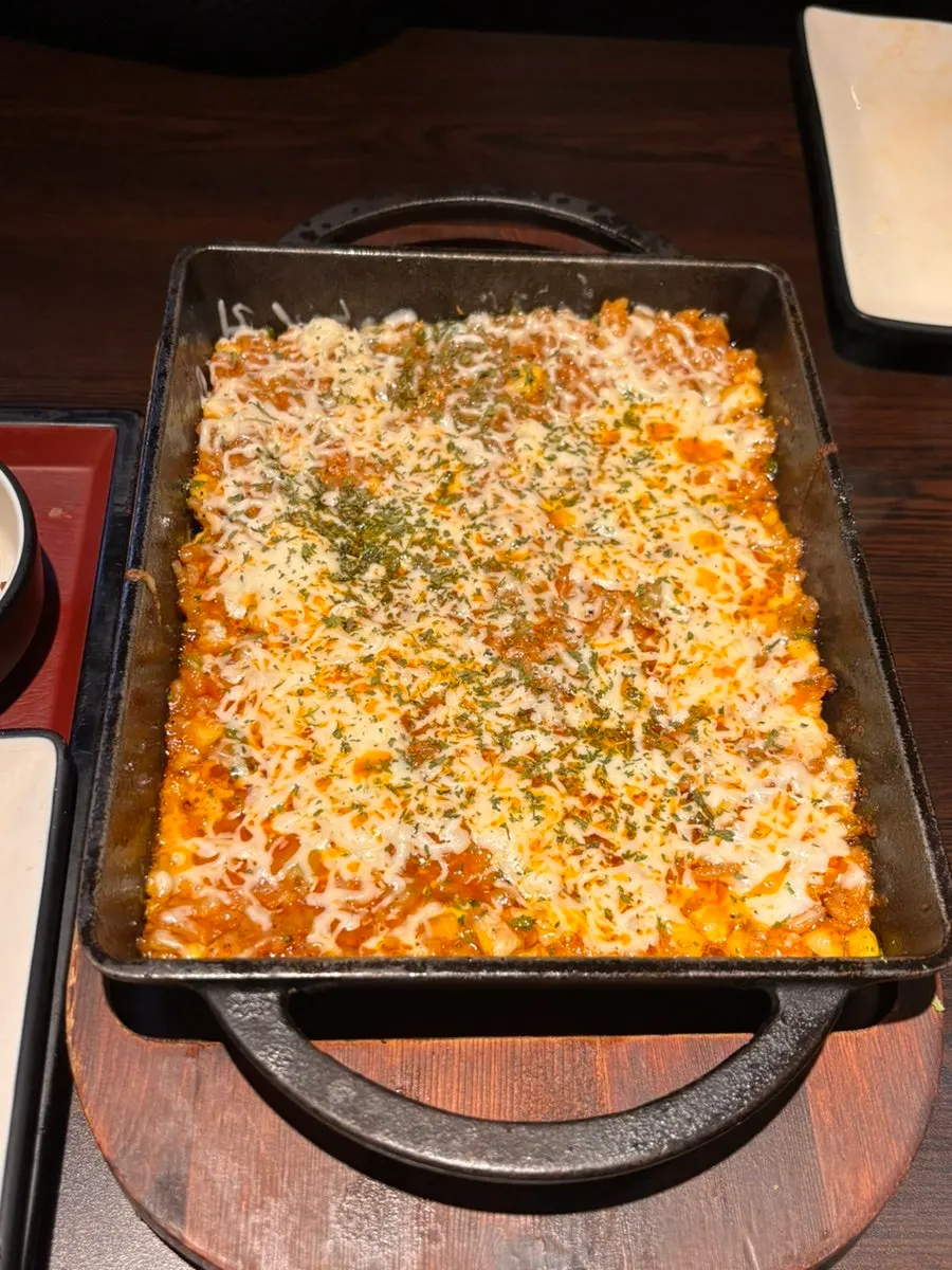 Giun fried rice topped with cheese