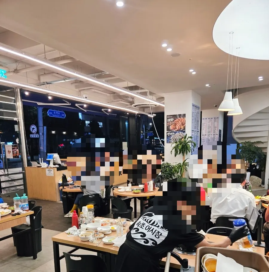 속초오징어어시장 역삼점 입구 앞 모습
