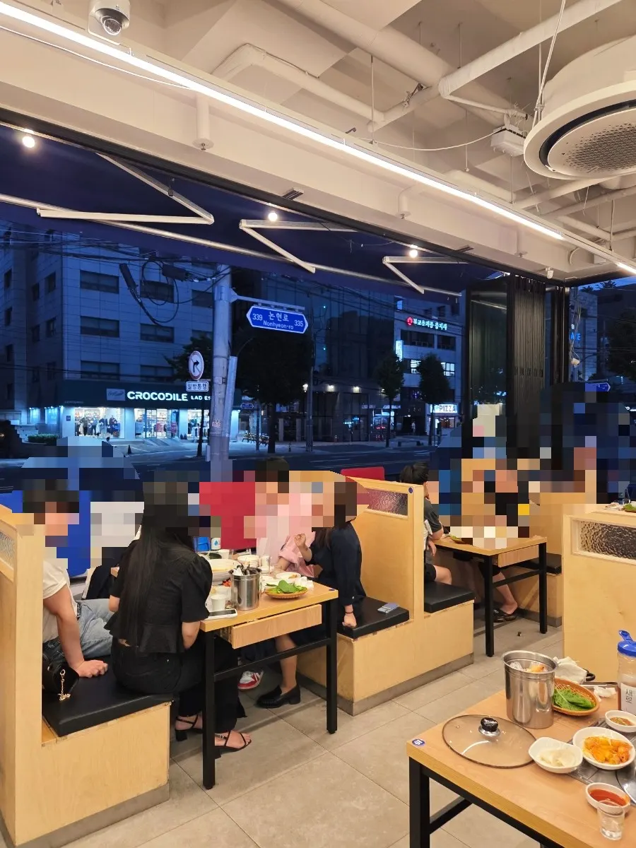 손님으로 북적이는 넓은 홀 내부