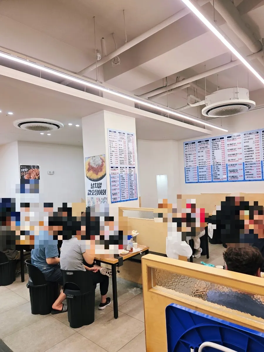폴딩도어를 열어둔 야장 느낌 좌석