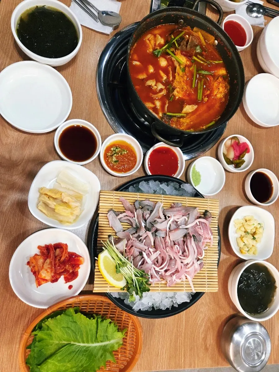 전어회와 서더리매운탕이 차려진 상차림