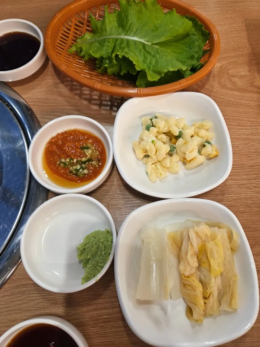 먹기 좋게 썰려 나온 전어회 접시