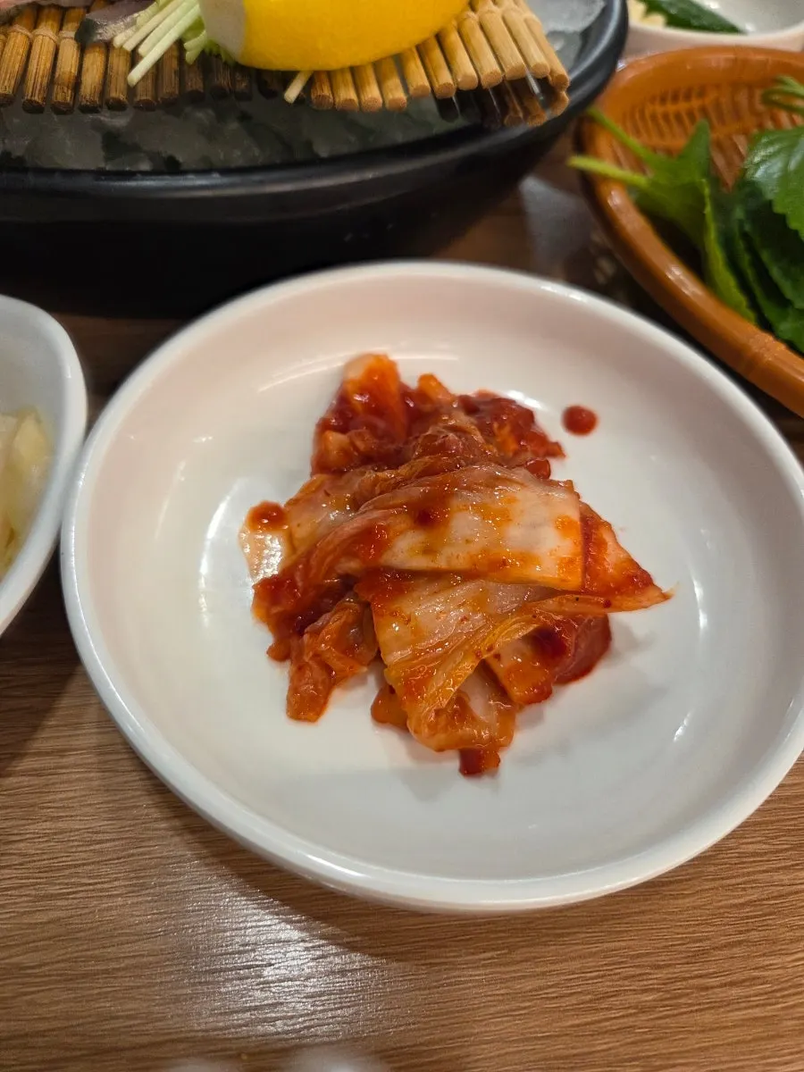 쌈채소와 묵은지김치 등 기본 반찬
