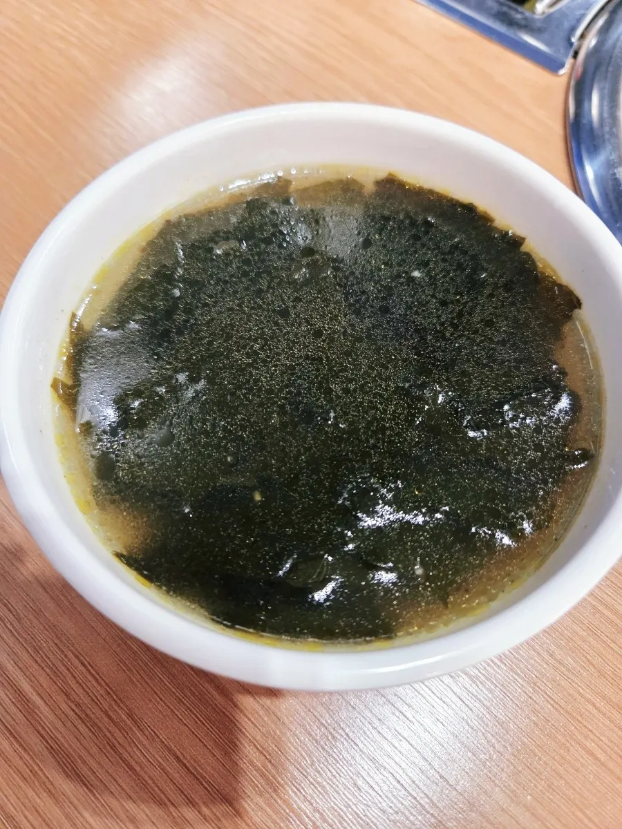 셀프바에서 가져온 배추김치와 마늘, 고추