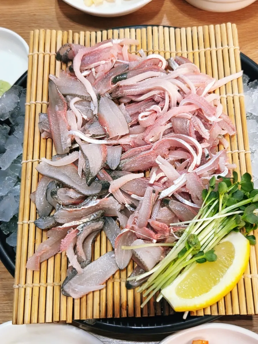 따끈하게 담아 온 미역국 한 그릇