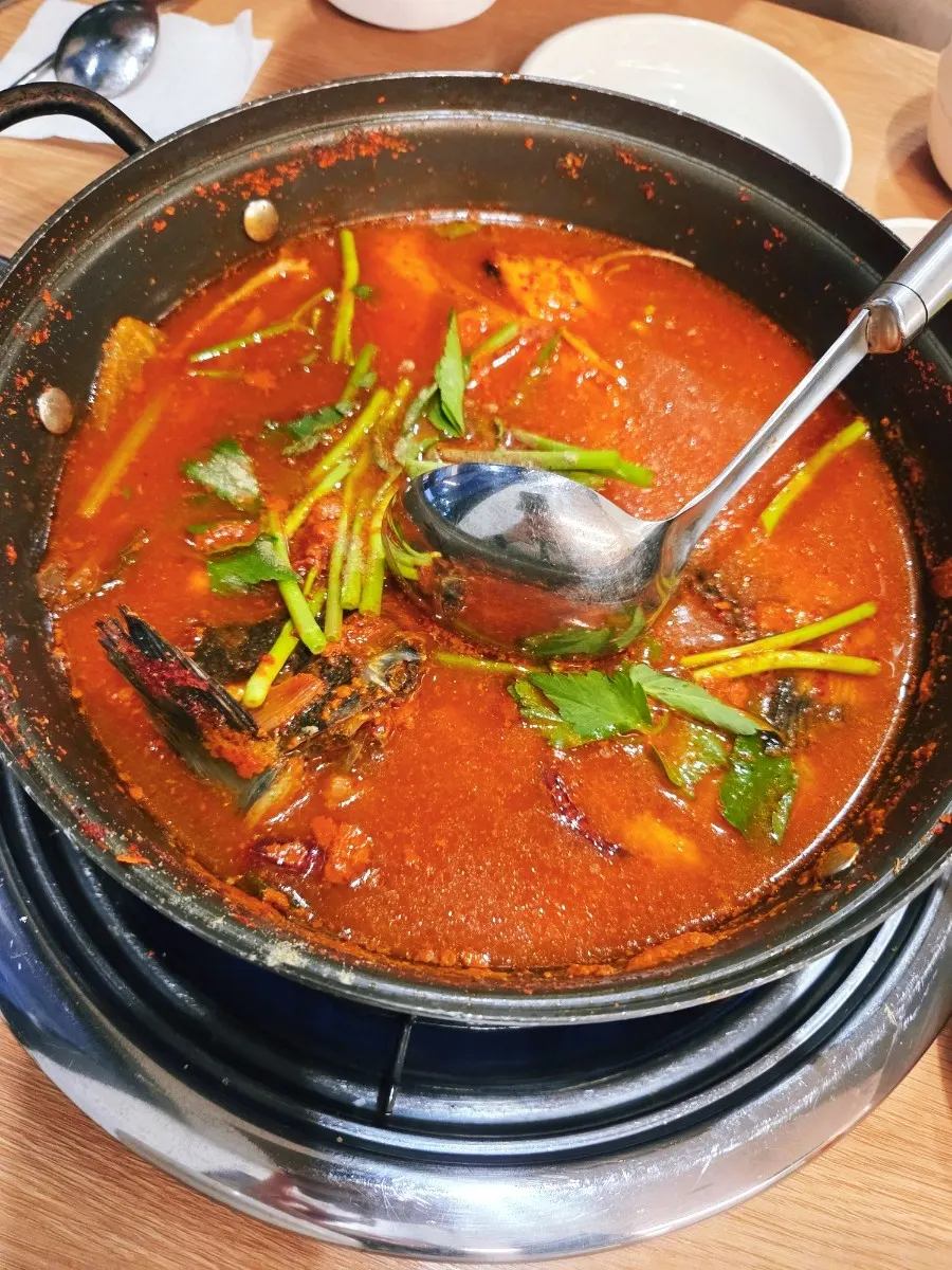 깻잎에 전어회와 쌈장을 올린 쌈
