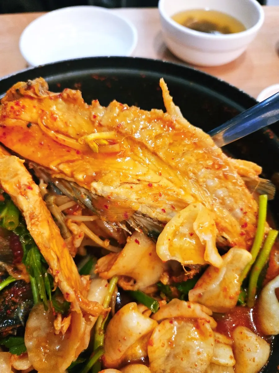 수제비를 넣고 끓이는 서더리매운탕