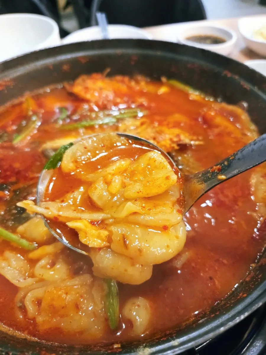 푹 익은 수제비를 건져 올린 매운탕